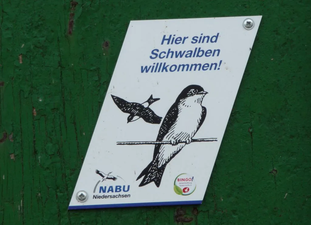 Hier sind Schwalben willkommen - Schild des NABU Niedersachsen