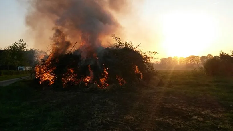 Osterfeuer auf Hof Abing