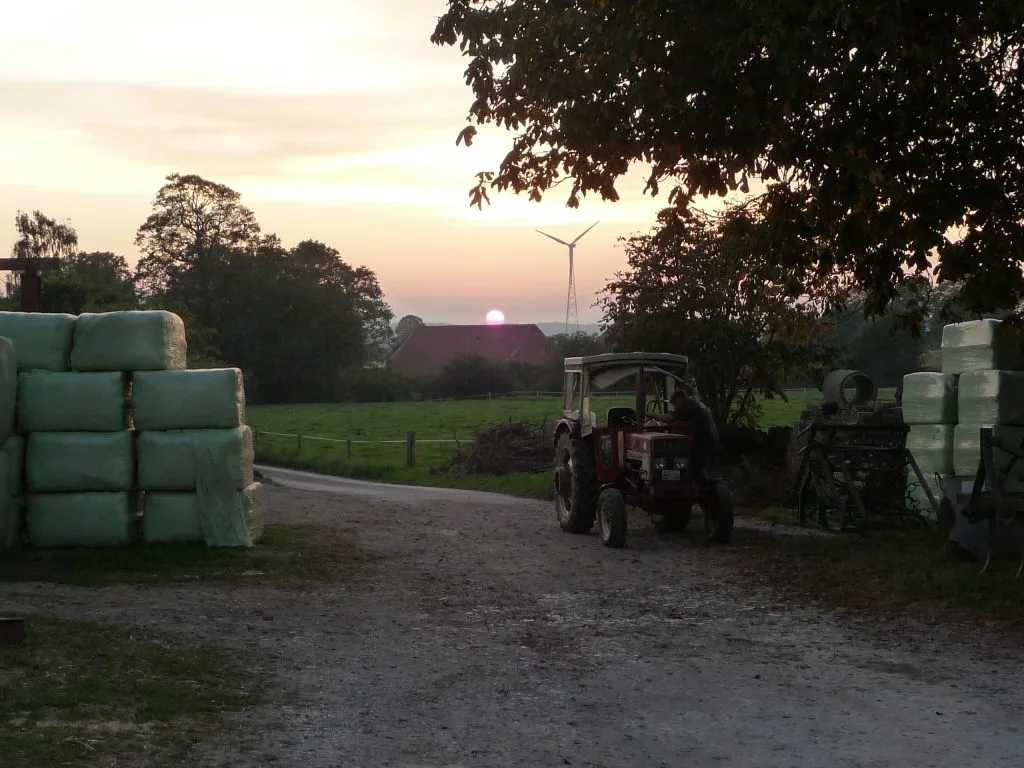 Traktor bei Sonnenuntergang