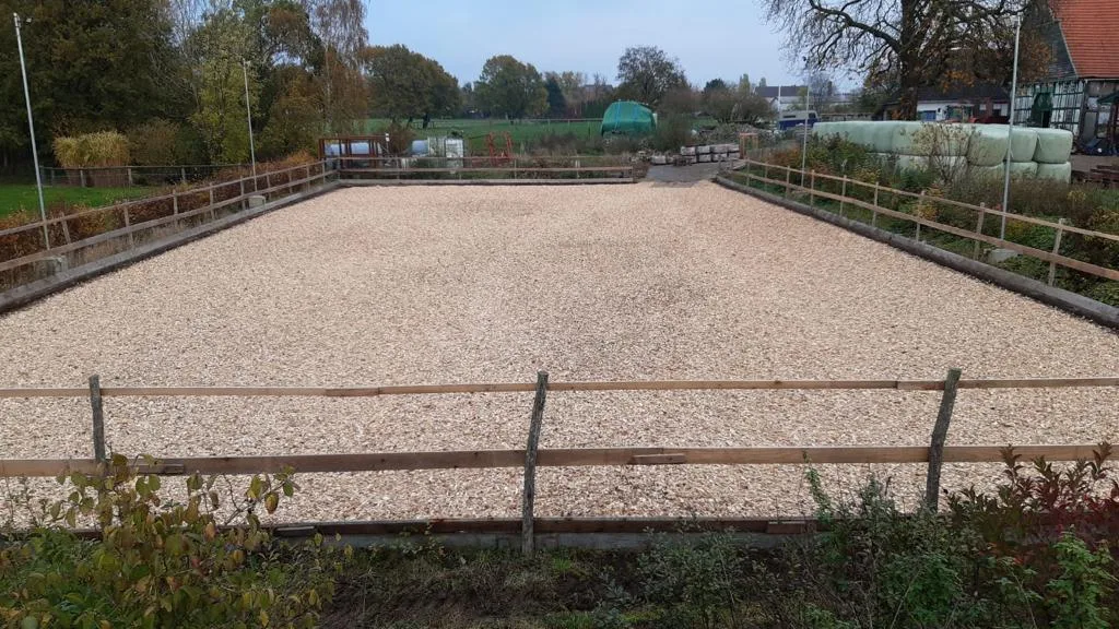 Der 20 mal 40 Meter große Allwetterreitplatz am Hof Abing